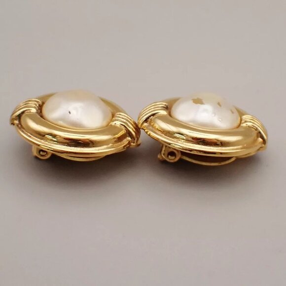CHANEL Logo Imitation Pearl Button Earrings 23 Clip-On Gold Vintage - Picture 9 of 10